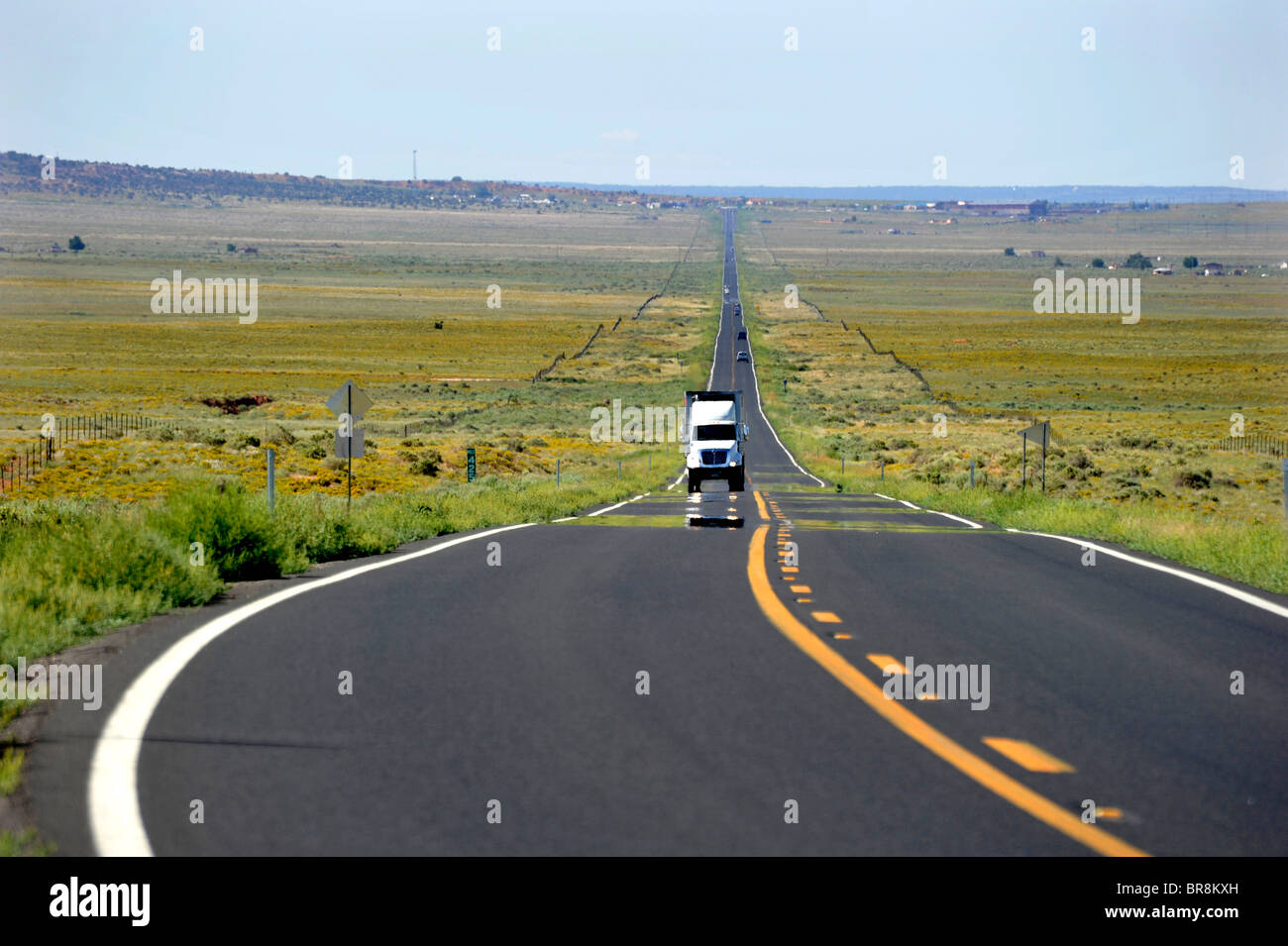 De longues routes droites dans le pays désert Arizona USA Banque D'Images