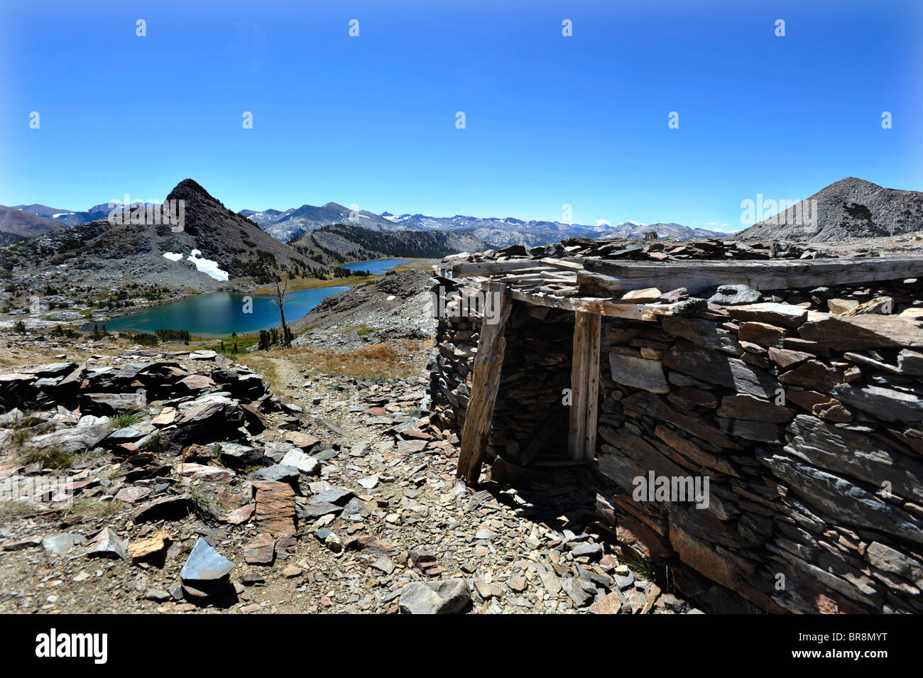 Les ruines d'une ancienne maison de mineurs se trouvent 1500 ft au-dessus du lac de la Sierra Nevada. Banque D'Images