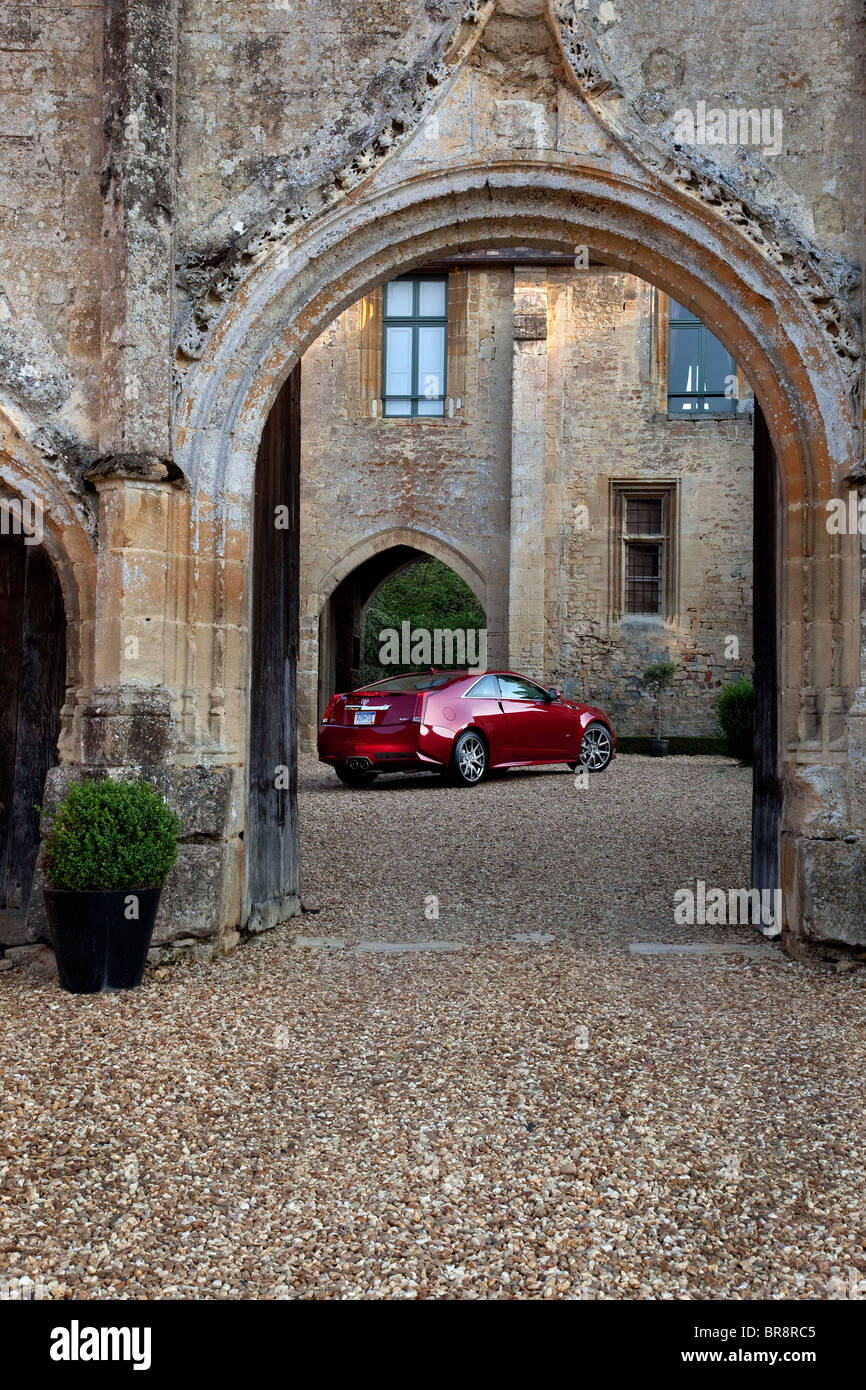 Cadillac CTS V coupé au Chateau de la Houblonniere Normandie France Banque D'Images