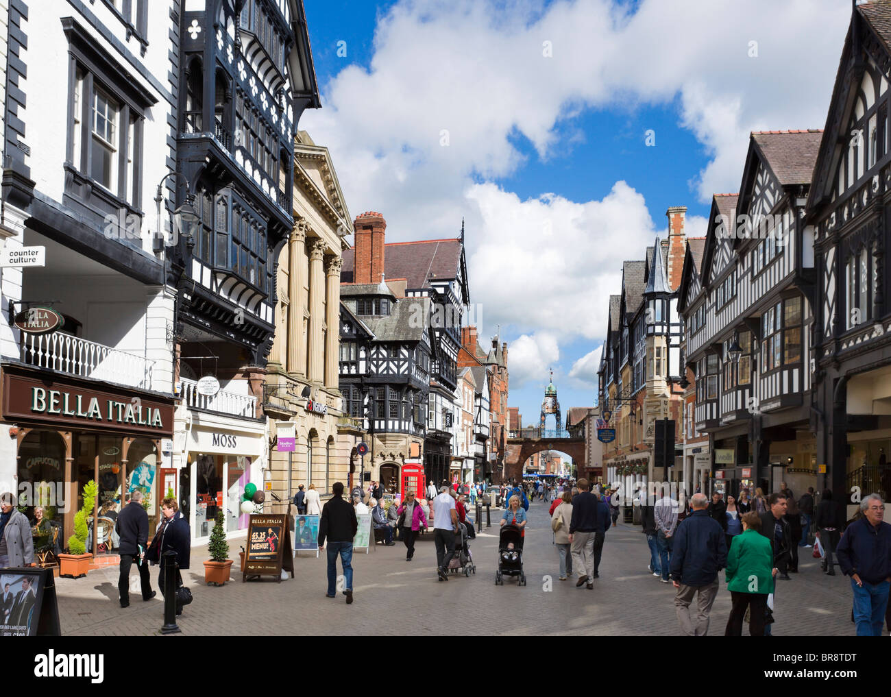Eastgate, l'un des rangs dans le centre historique de Chester, Cheshire, Angleterre, RU Banque D'Images
