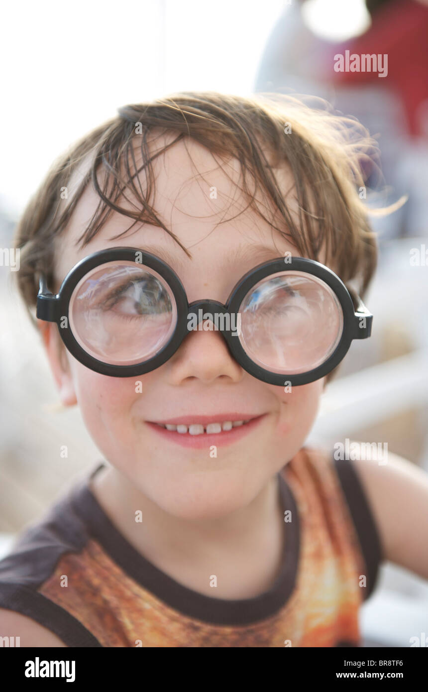 Jeune garçon portant des lunettes blague Photo Stock - Alamy