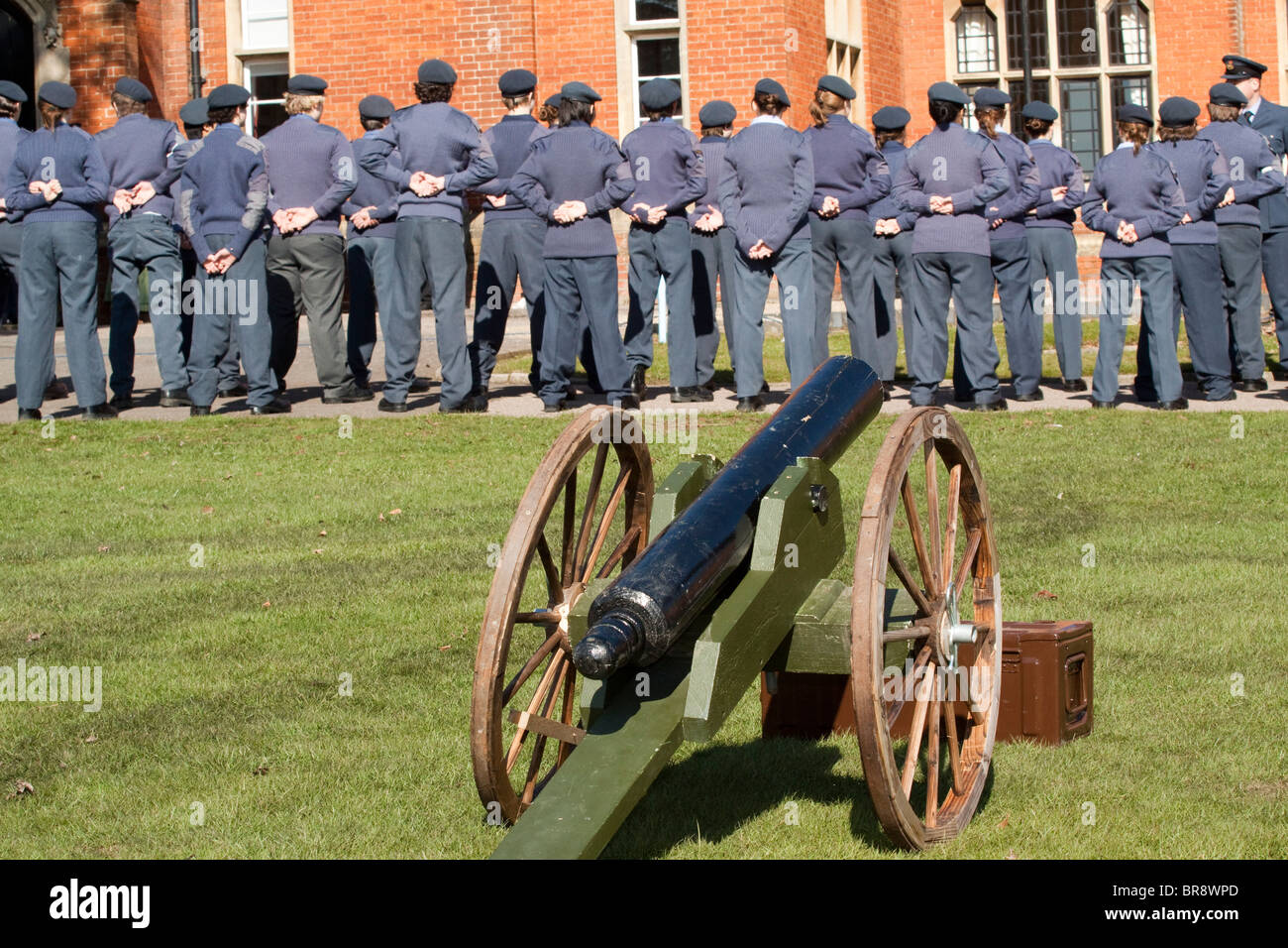 Ligne d'élèves-officiers de l'armée de l'air se tenir en face d'un ancien style rachitique à Cannon. Banque D'Images