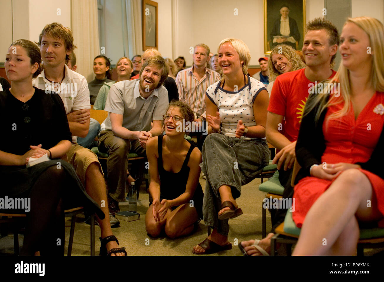 Un groupe d'étudiants se rassemblent à une réunion de l'école dans Testrup au Danemark. Banque D'Images
