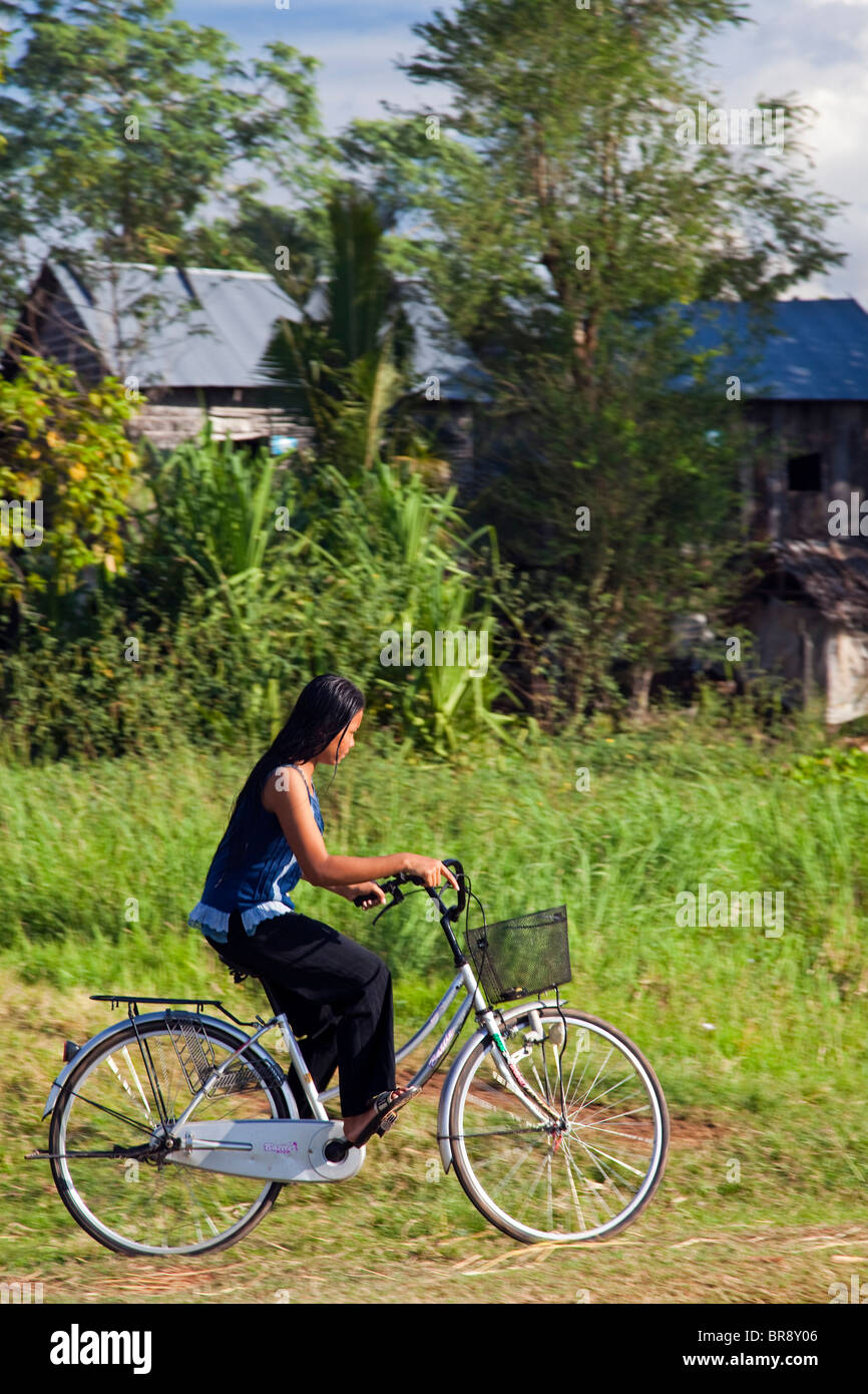 Cycliste Rural, Siem Reap, Cambodge Banque D'Images