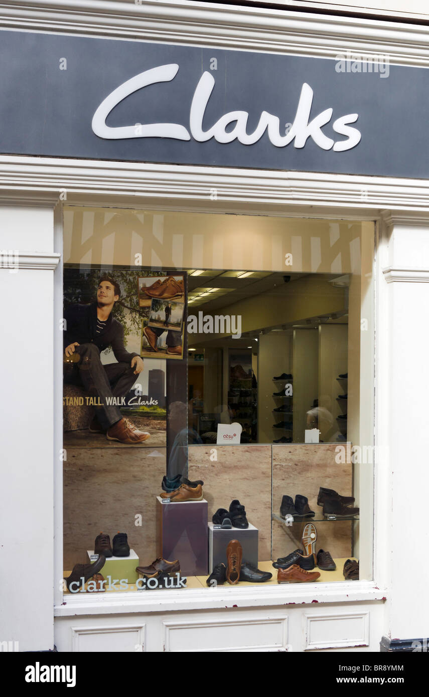 Magasin de chaussures Clarks en centre-ville de Chester, Cheshire, Angleterre, RU Banque D'Images