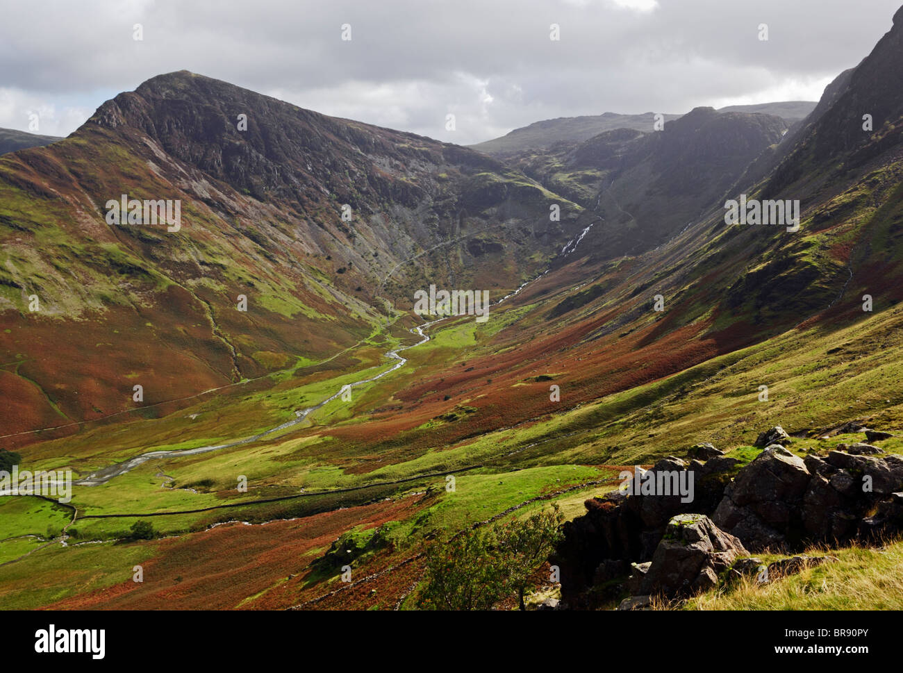 Fleetwith Warnscale Pike et Beck de Buttermere est tombé dans le Parc National du Lake District, Cumbria, Angleterre. Banque D'Images