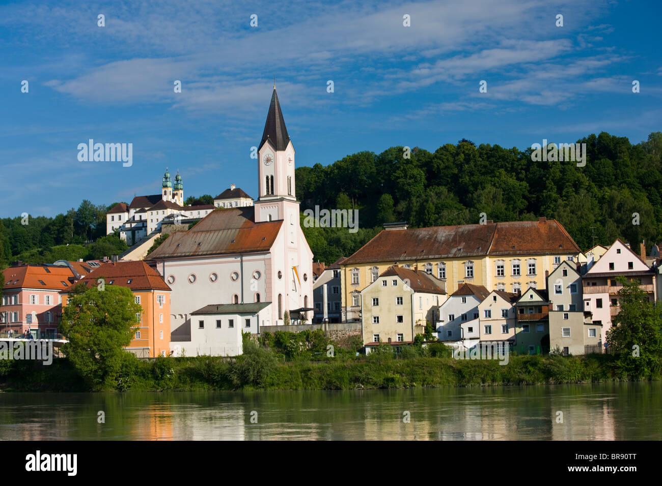 L'Allemagne, l'Bayern-Bavaria, Passau. La rivière Inn et l'église Saint Gertraud. Banque D'Images