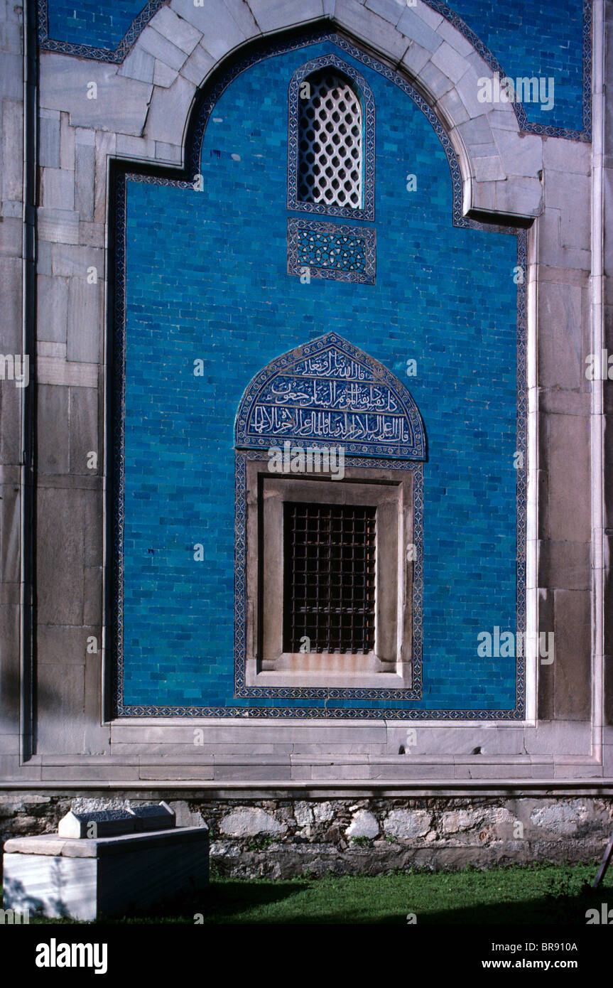 Sol carrelé façade du tombeau vert (c15e), Bursa, Turquie Banque D'Images