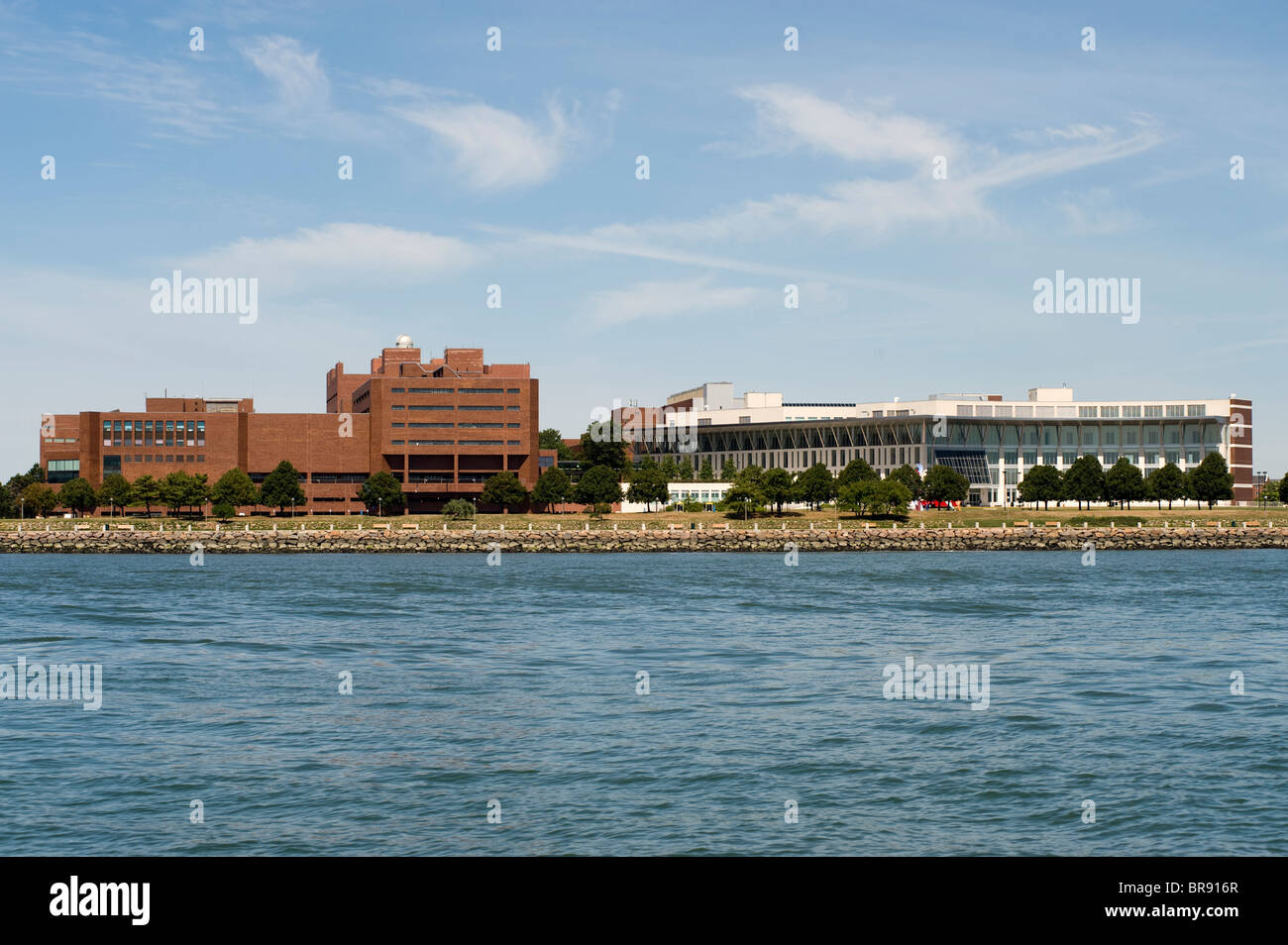 Université du Massachusetts, Boston Campus sur la gauche à côté de la John F. Kennedy Library comme vu du port Banque D'Images