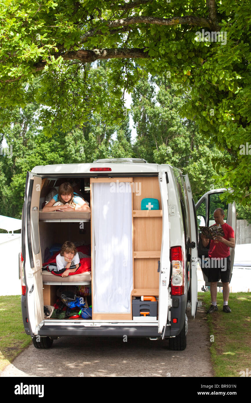 Garçon et fille se trouvant sur des lits superposés dans une chambre van  Photo Stock - Alamy