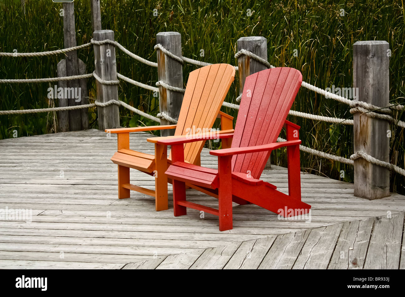 Rouge Orange fauteuil Muskoka chaises en bois Banque D'Images