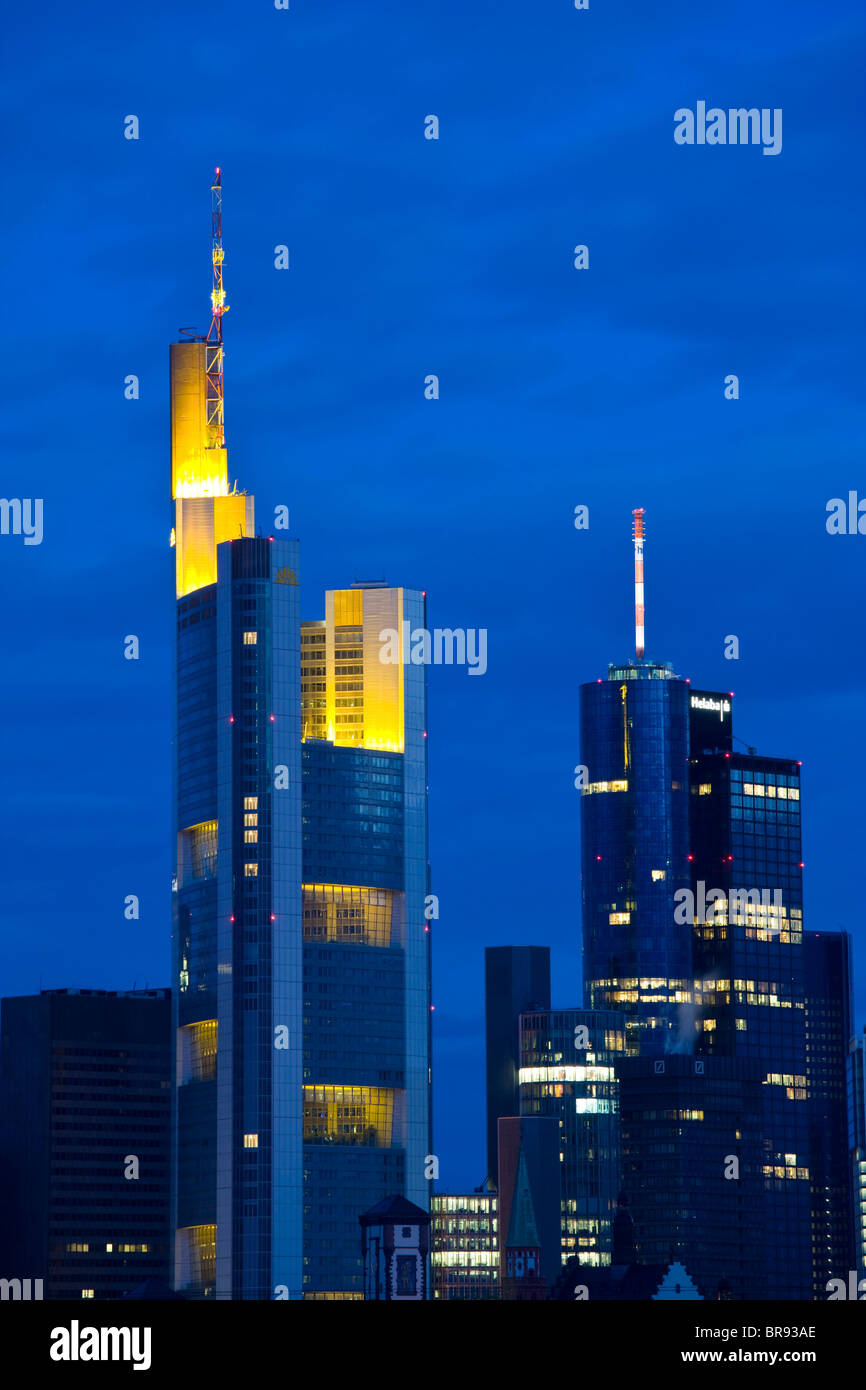 Allemagne, Hessen, Frankfurt am Main. Tour de la Commerzbank et la tour principale, à l'aube. Banque D'Images