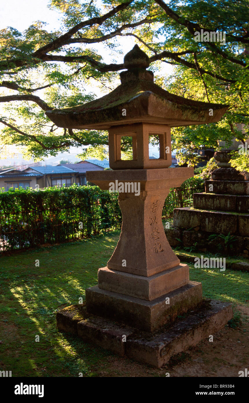 Lanterne de pierre à Takayama, Japon. Banque D'Images
