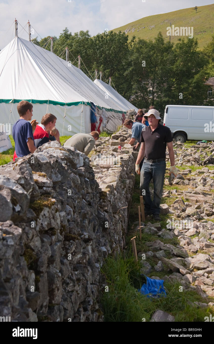 La construction de murs en pierre sèche, la concurrence Kilnsey Show Banque D'Images