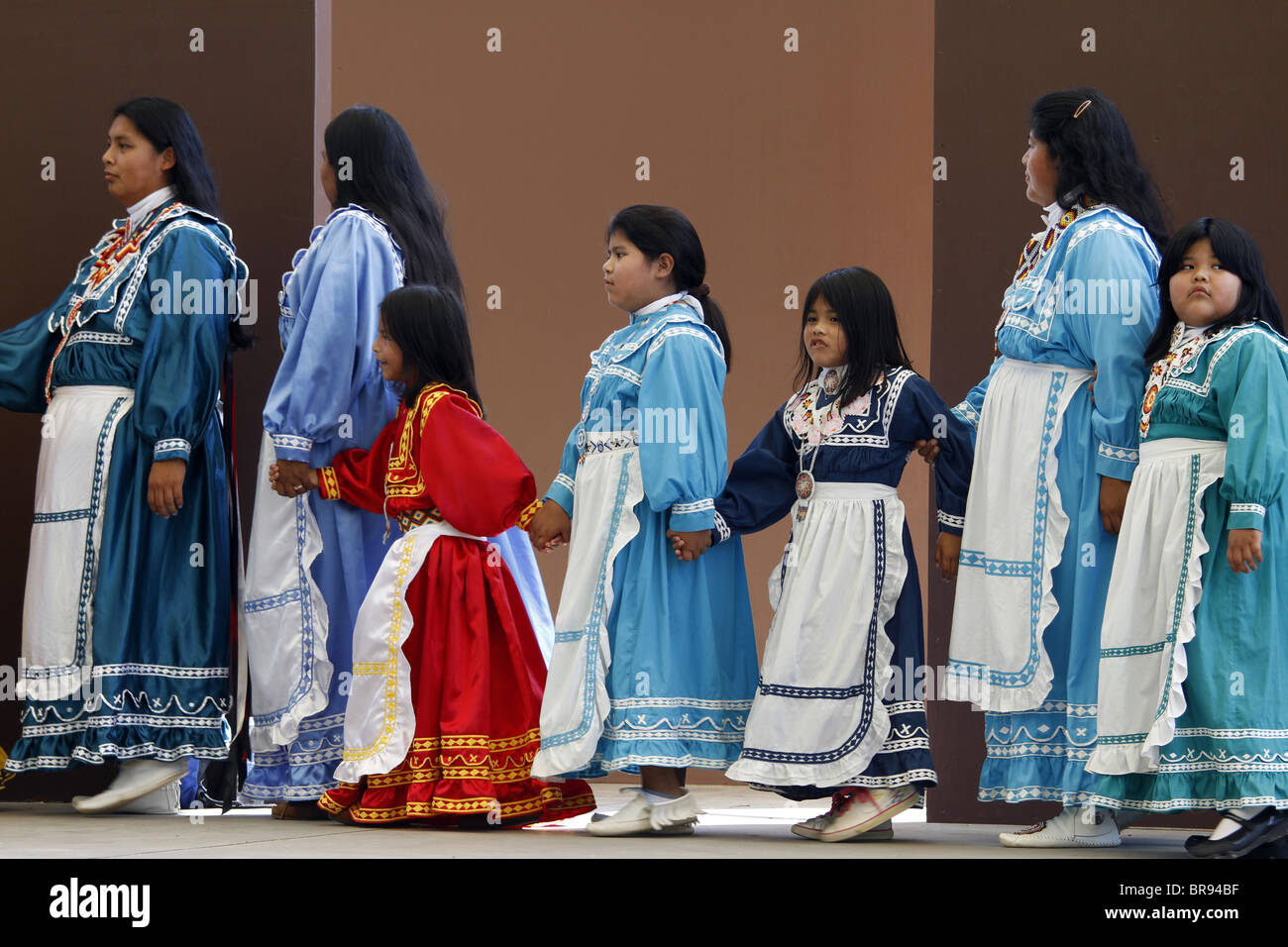 Cherokee, Caroline du Nord - Indiens inscrits Chactaw les femmes et les filles d'effectuer une danse sociale sur scène. Banque D'Images