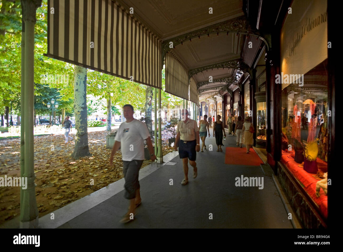 Les touristes se promenant dans la galerie marchande en forme de fer à cheval, à Vichy ( shoppers shopper). Banque D'Images