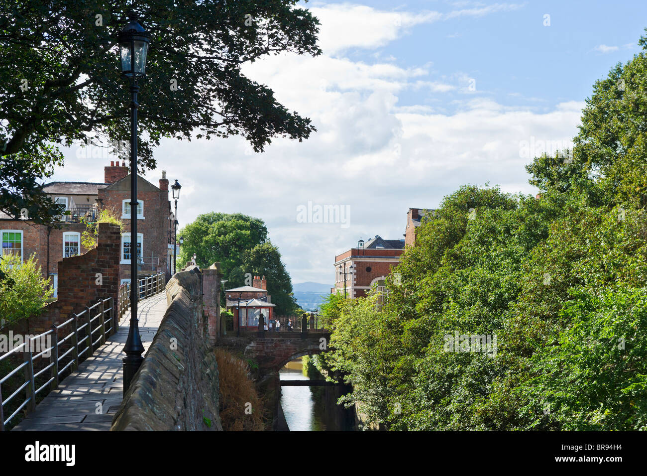 Les murs de la ville de Chester et Canal, Chester, Cheshire, Angleterre, RU Banque D'Images