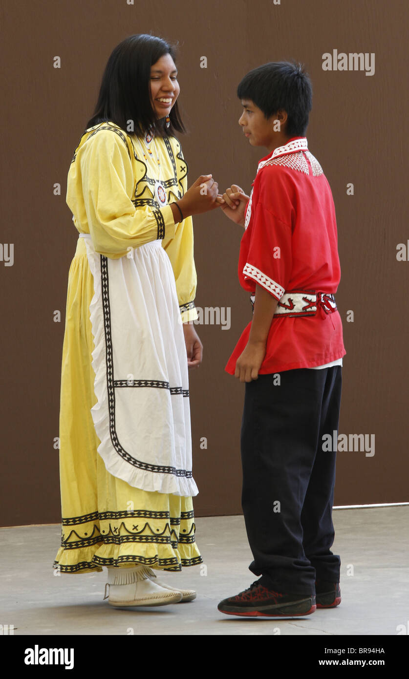 Un couple de jeunes Indiens inscrits Chactaw effectuant une danse de mariage au cours de l'assemblée annuelle du Festival des tribus. Banque D'Images