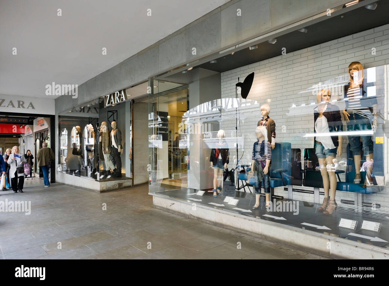 Zara store uk Banque de photographies et d'images à haute résolution - Alamy