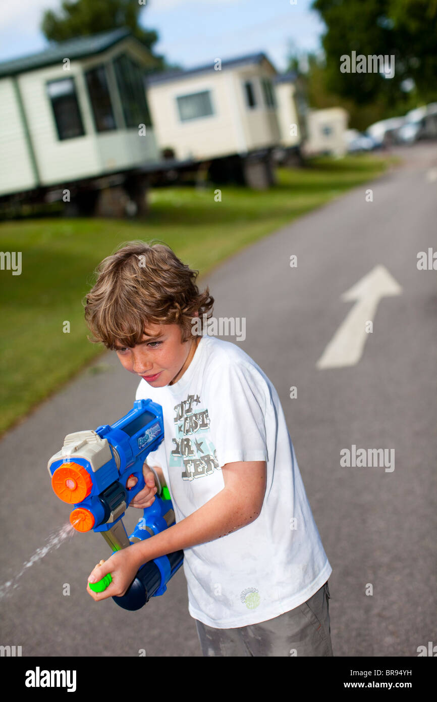 Tir pistolet à eau garçon Banque D'Images