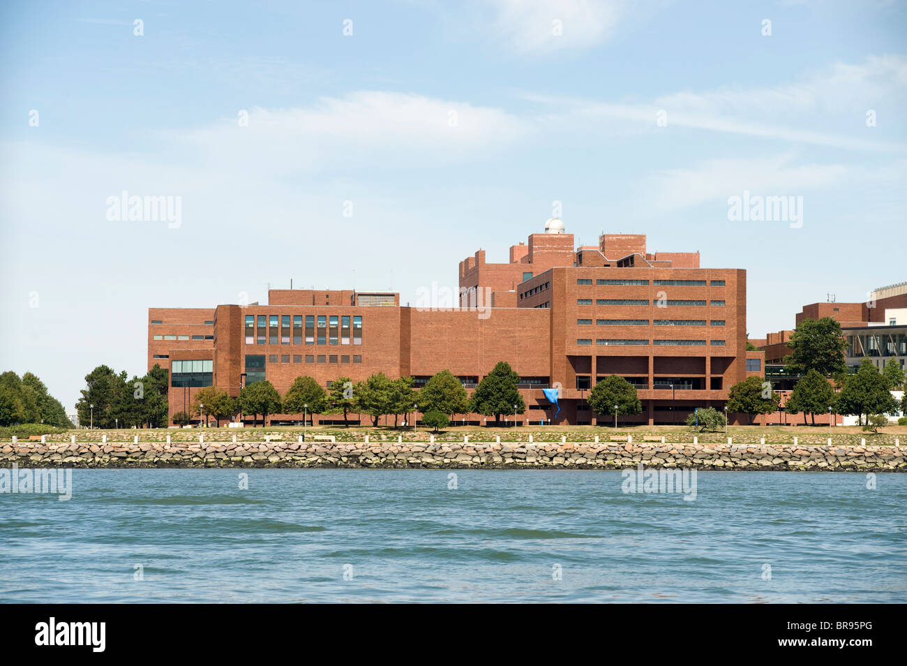 Université du Massachusetts, Boston Campus comme vu du port Banque D'Images