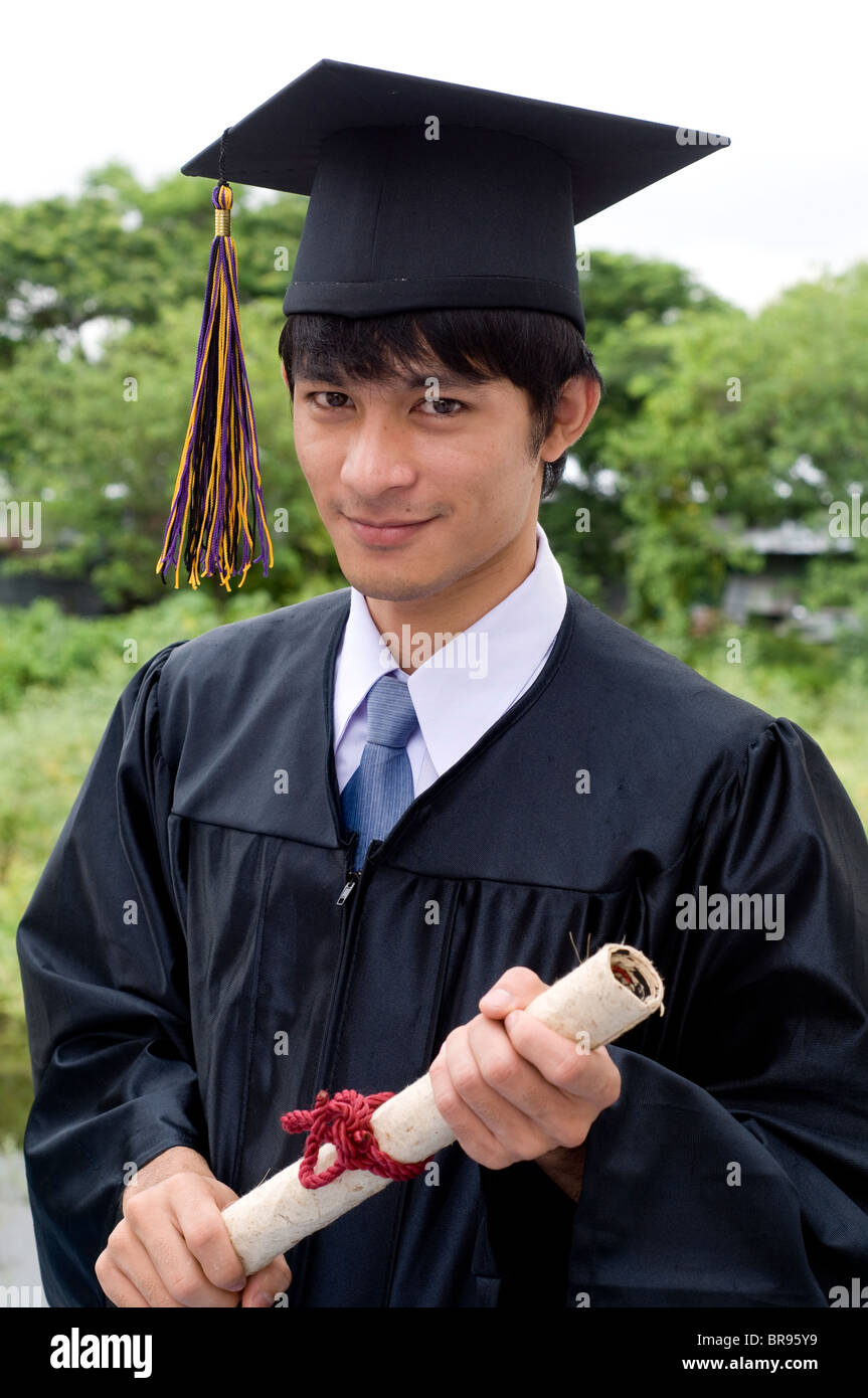 Jeune homme étudiant diplômé Banque D'Images