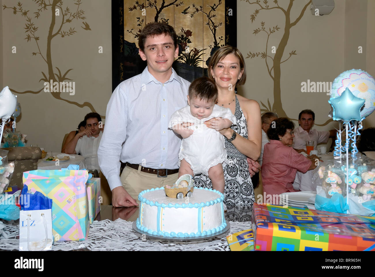 Merida, Yucatan/Mexico-July 8 : Bébé garçon baptême célébration. Père et  mère tenir leur enfant par le gâteau et table de cadeau Photo Stock - Alamy