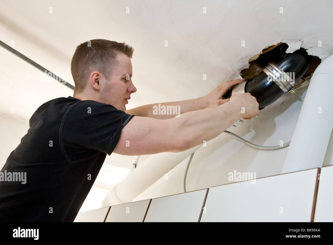 Un plombier réparer le tuyau d'eau qui fuit et joint Photo Stock - Alamy