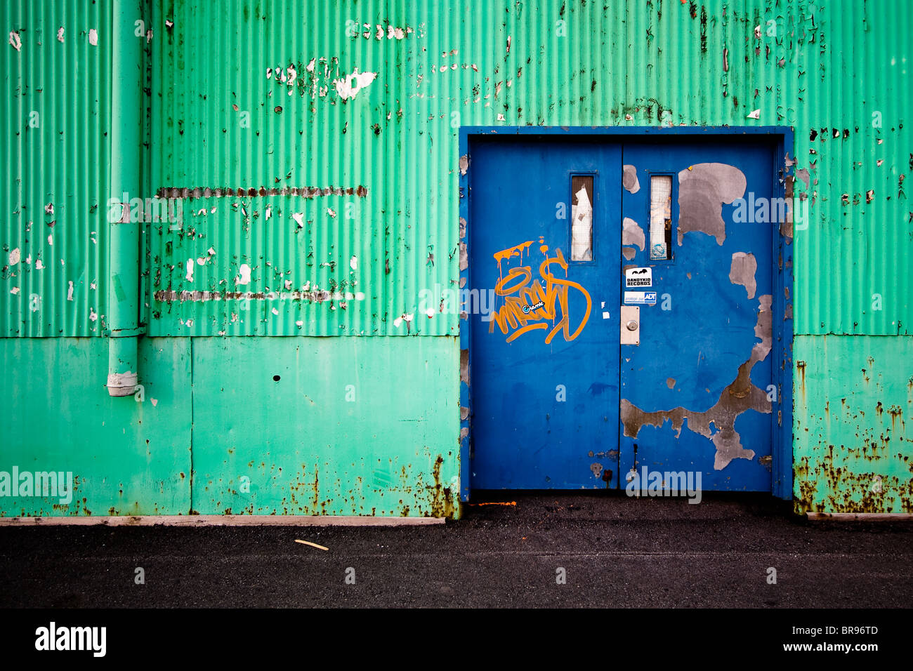 Une porte bleue sur un mur bleu sarcelle. Banque D'Images