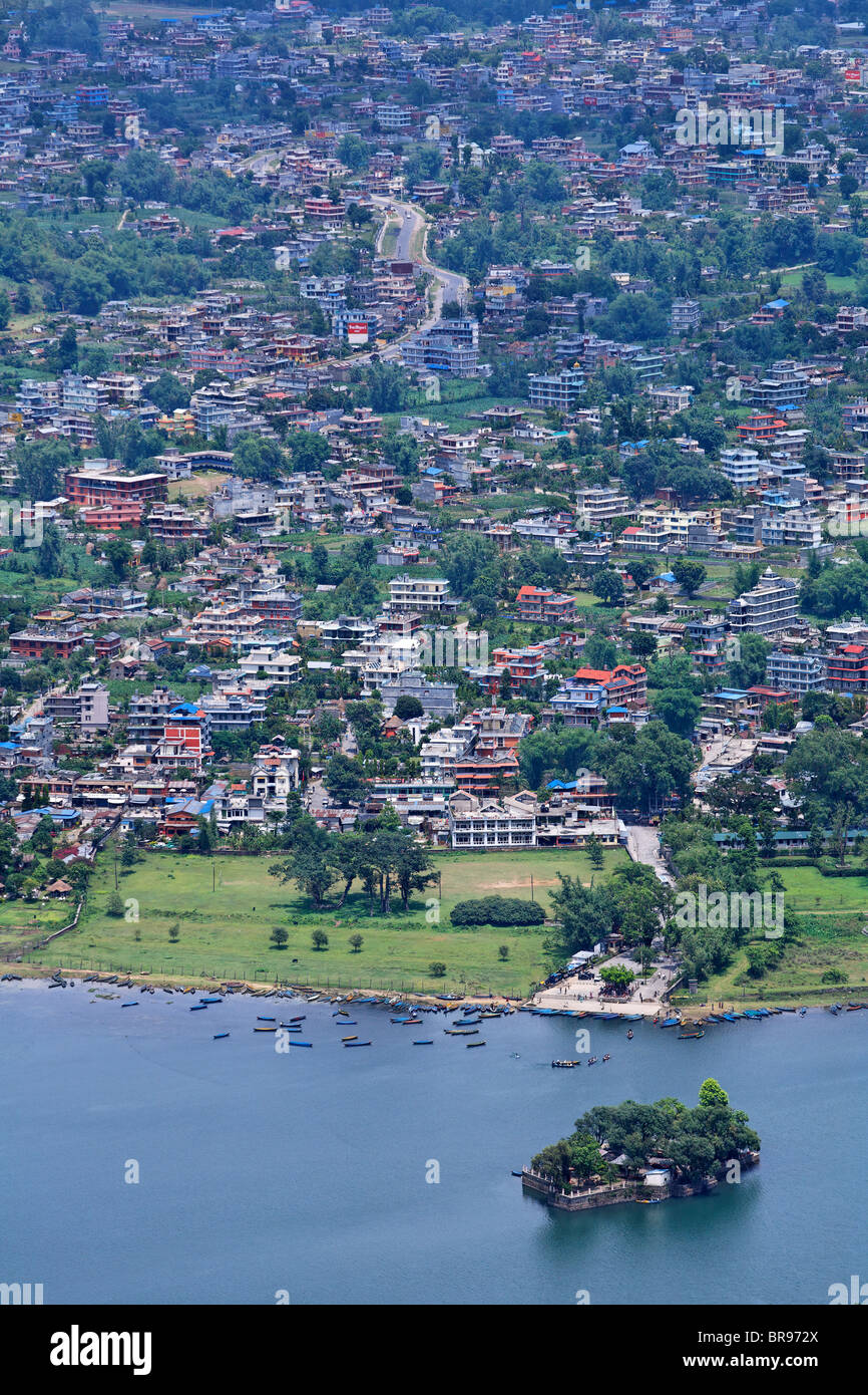Vue sur le Lac Phewa et la ville, Pokhara, Népal Banque D'Images