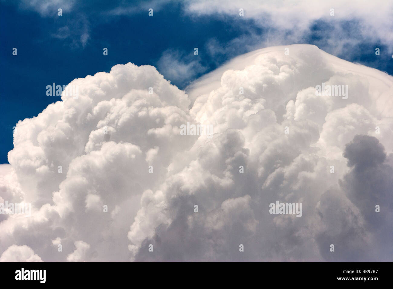 Le courant ascendant d'un cumulonimbus s'introduit dans la stratosphère dans le nord de l'Oklahoma ; 12 Mai ; 2010. Banque D'Images