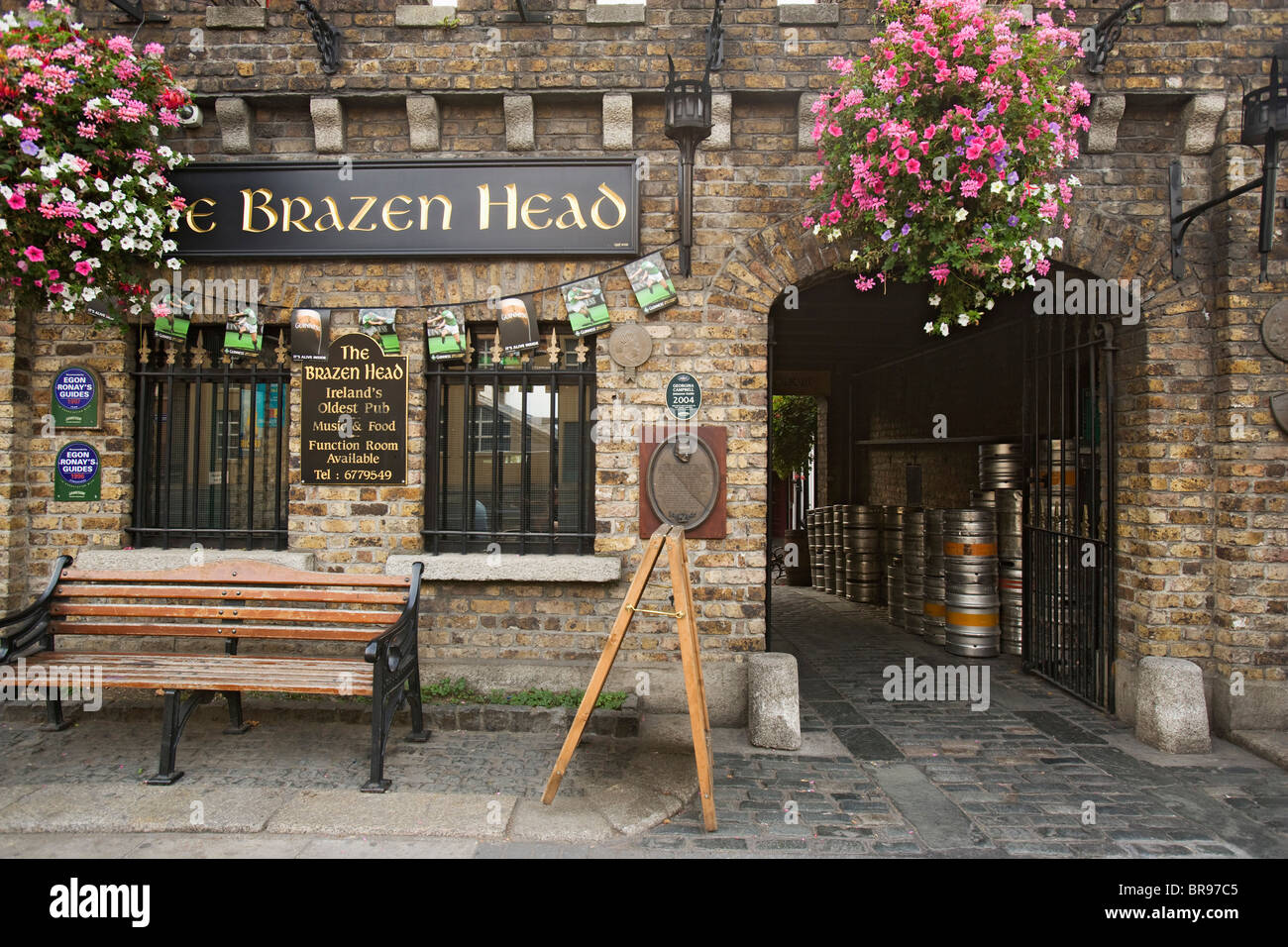 L'Irlande, Dublin. Extérieur de Brazen Head pub, créé en 1198 AD. Banque D'Images