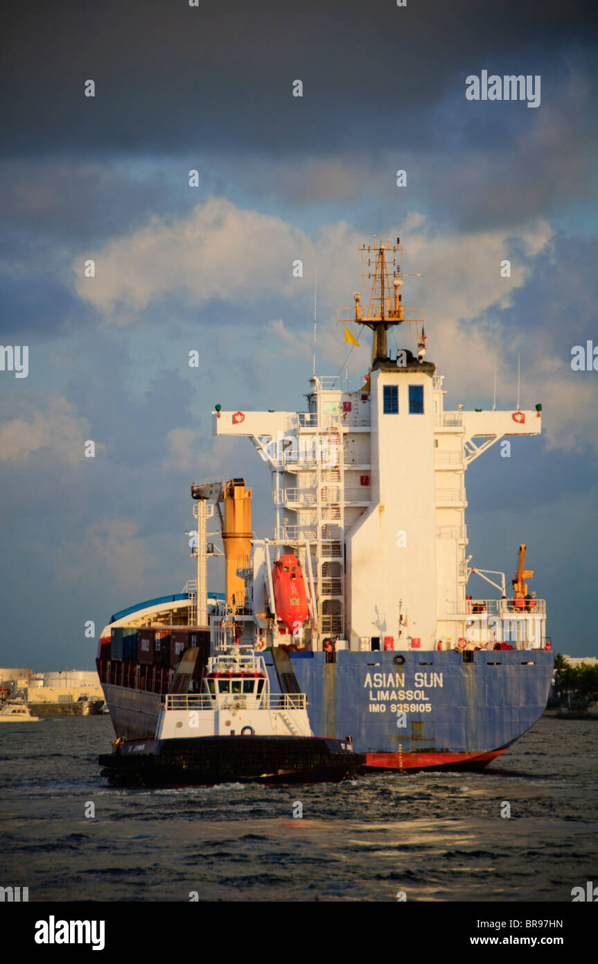 Port Everglades, Florida, USA. Seabulk de remorquage SDM, Saint John's, l'aide de porte-conteneurs au Port Soleil d'Asie, Banque D'Images