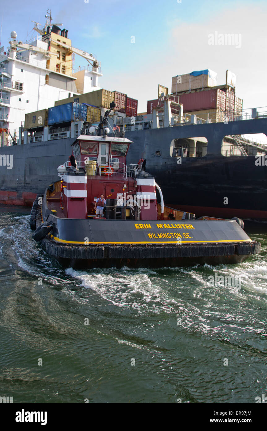 Fort Lauderdale, Pt. Everglades, Florida, USA. McAllister Towing remorqueurs assistant container ship Banque D'Images