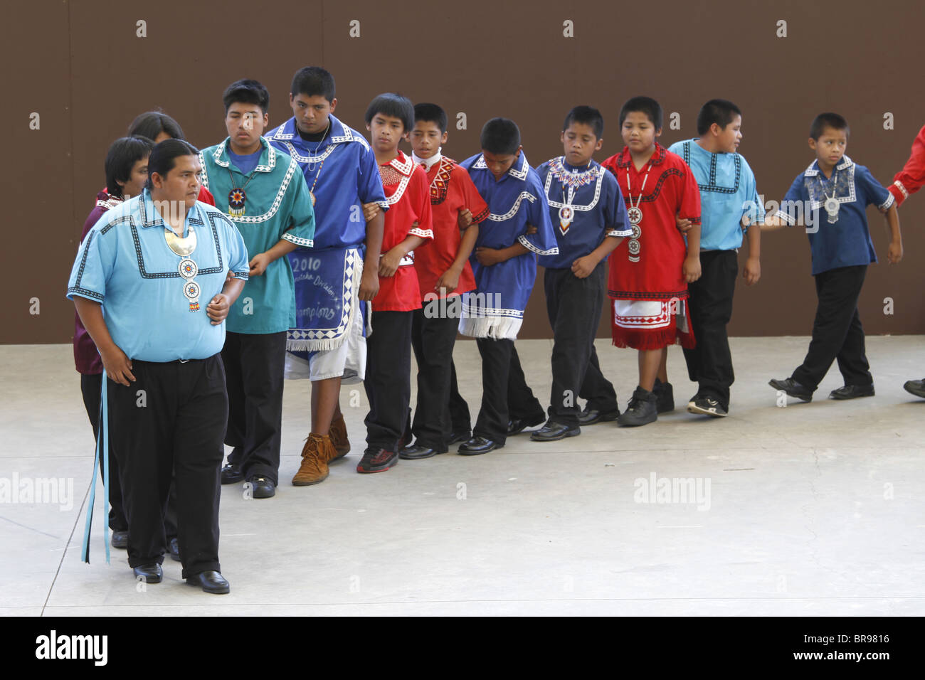 Chactaw les hommes et les garçons indiens effectuant une danse sociale sur scène lors de l'assemblée annuelle du Festival des tribus. Banque D'Images