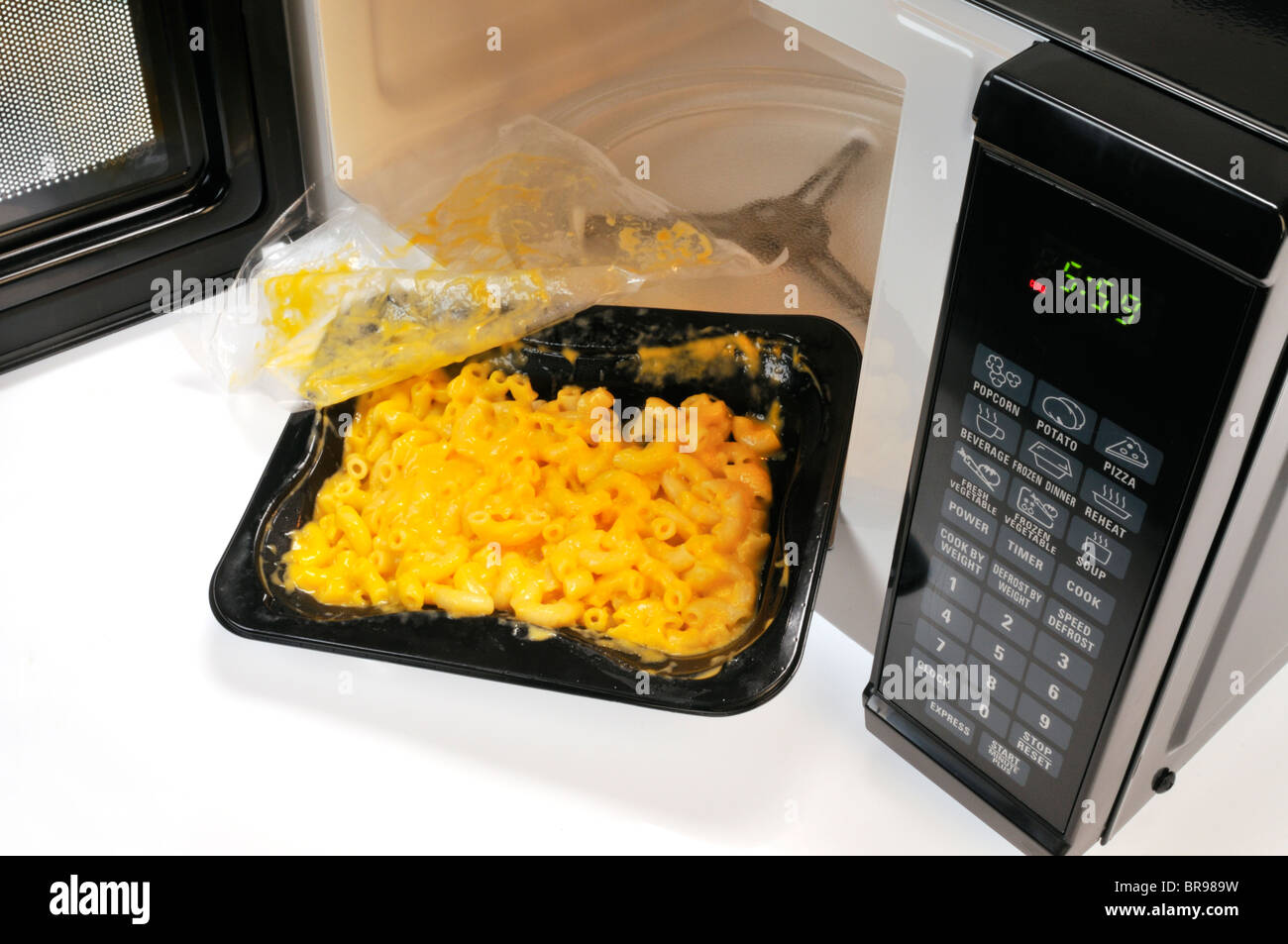 Le bac de macaroni et fromage congelé au four à micro-ondes avec couvercle  en plastique retiré de four micro-ondes Photo Stock - Alamy