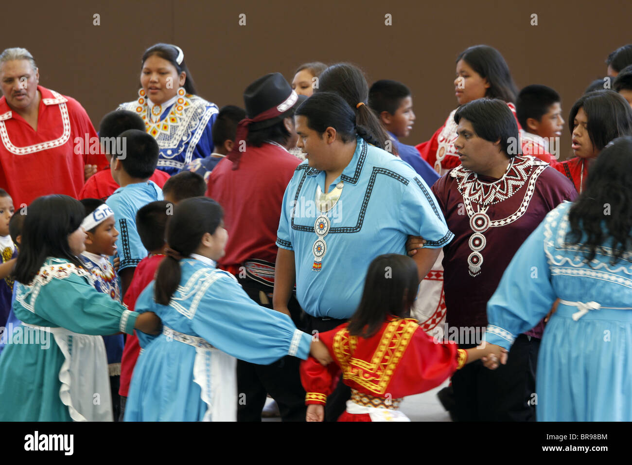 Cherokee, Caroline du Nord - Chactaw Indiens effectuant une danse sociale sur scène lors de l'assemblée annuelle du Festival des tribus. Banque D'Images