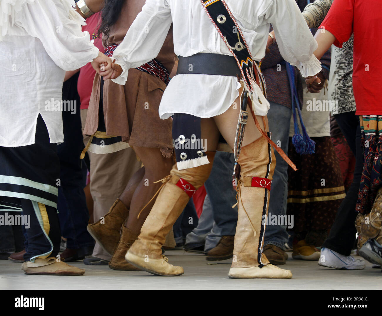 Cherokee, Caroline du Nord - Les danseurs sur scène pendant le Festival annuel des tribus du sud-est Banque D'Images