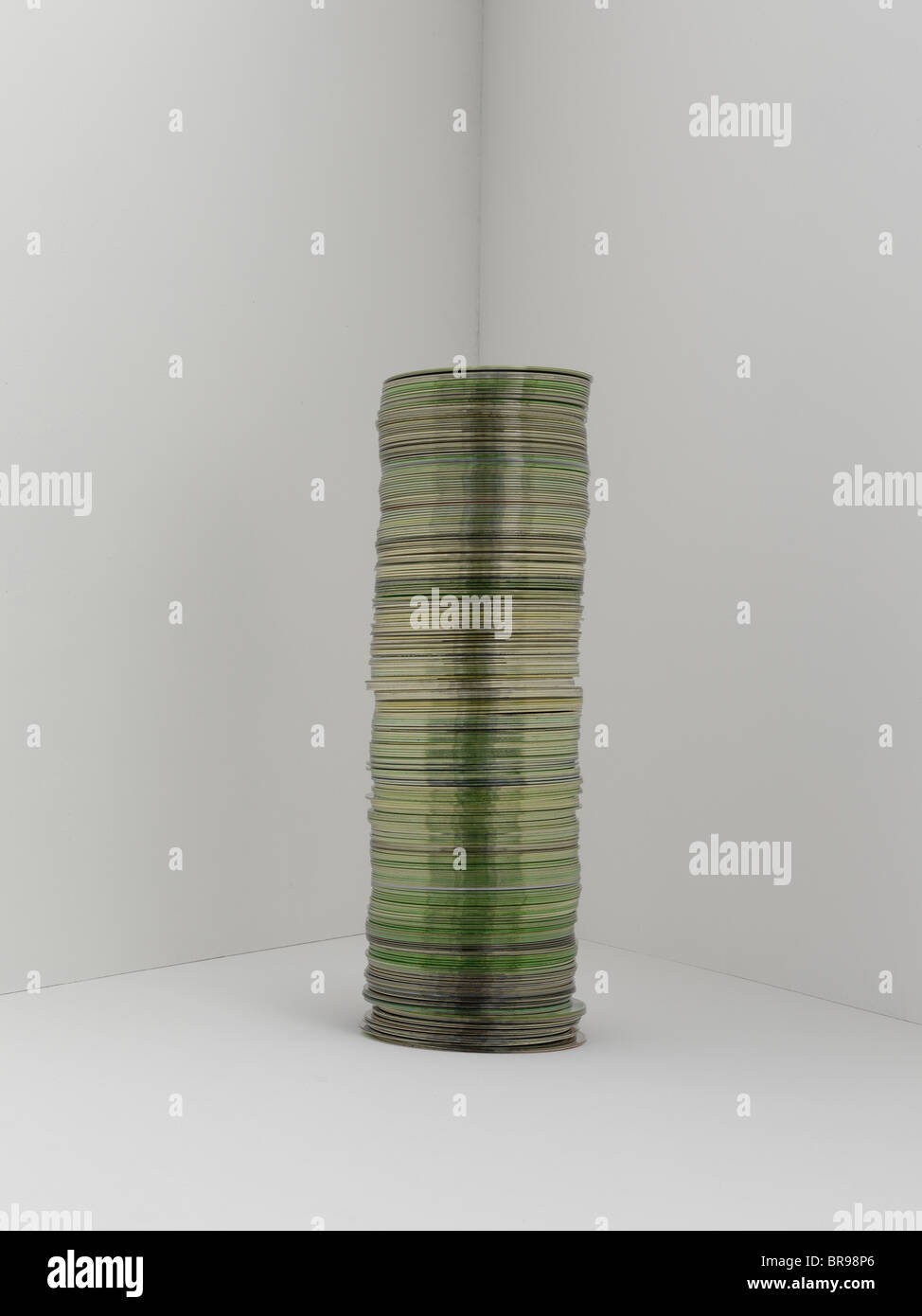 Une pile de disques cd de l'ordinateur dans un ensemble blanc Banque D'Images