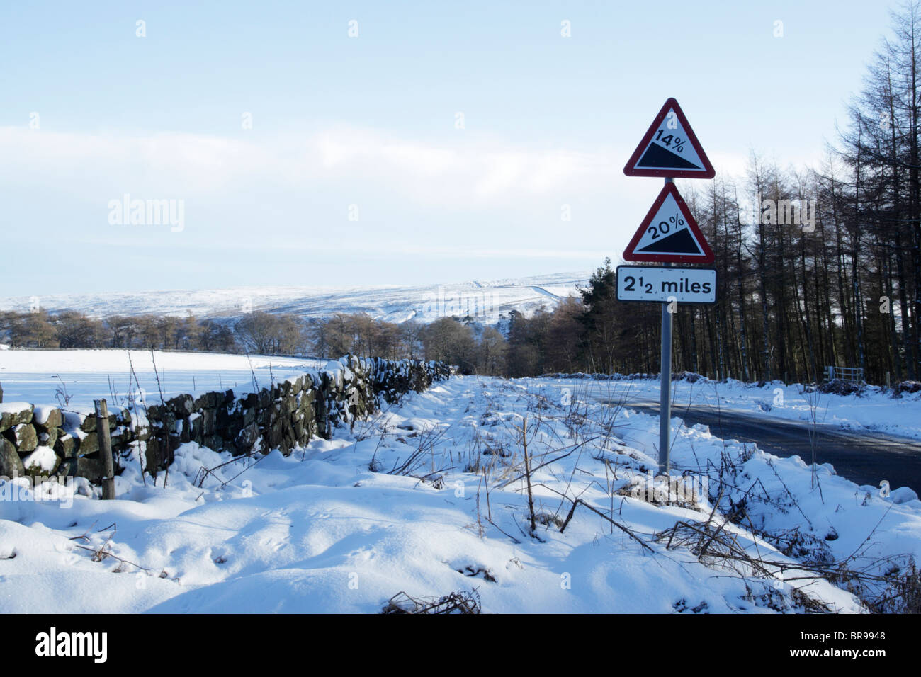 Dangers de la conduite en hiver dans la région de North York Moors national park montre des signes, des routes étroites et la neige Banque D'Images