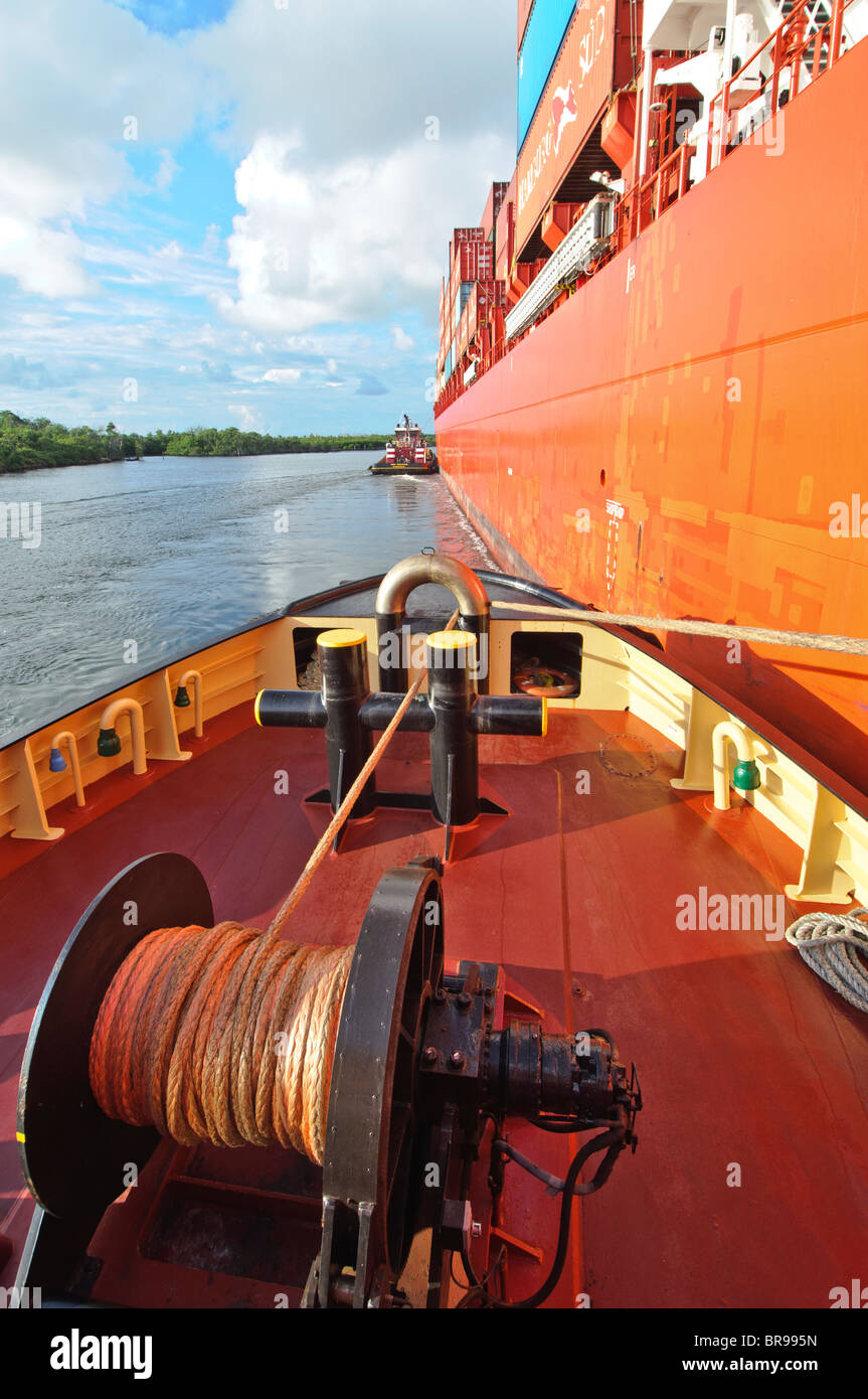 Fort Lauderdale, Pt. Everglades, Florida, USA. McAllister Towing remorqueurs assistant container ship Banque D'Images