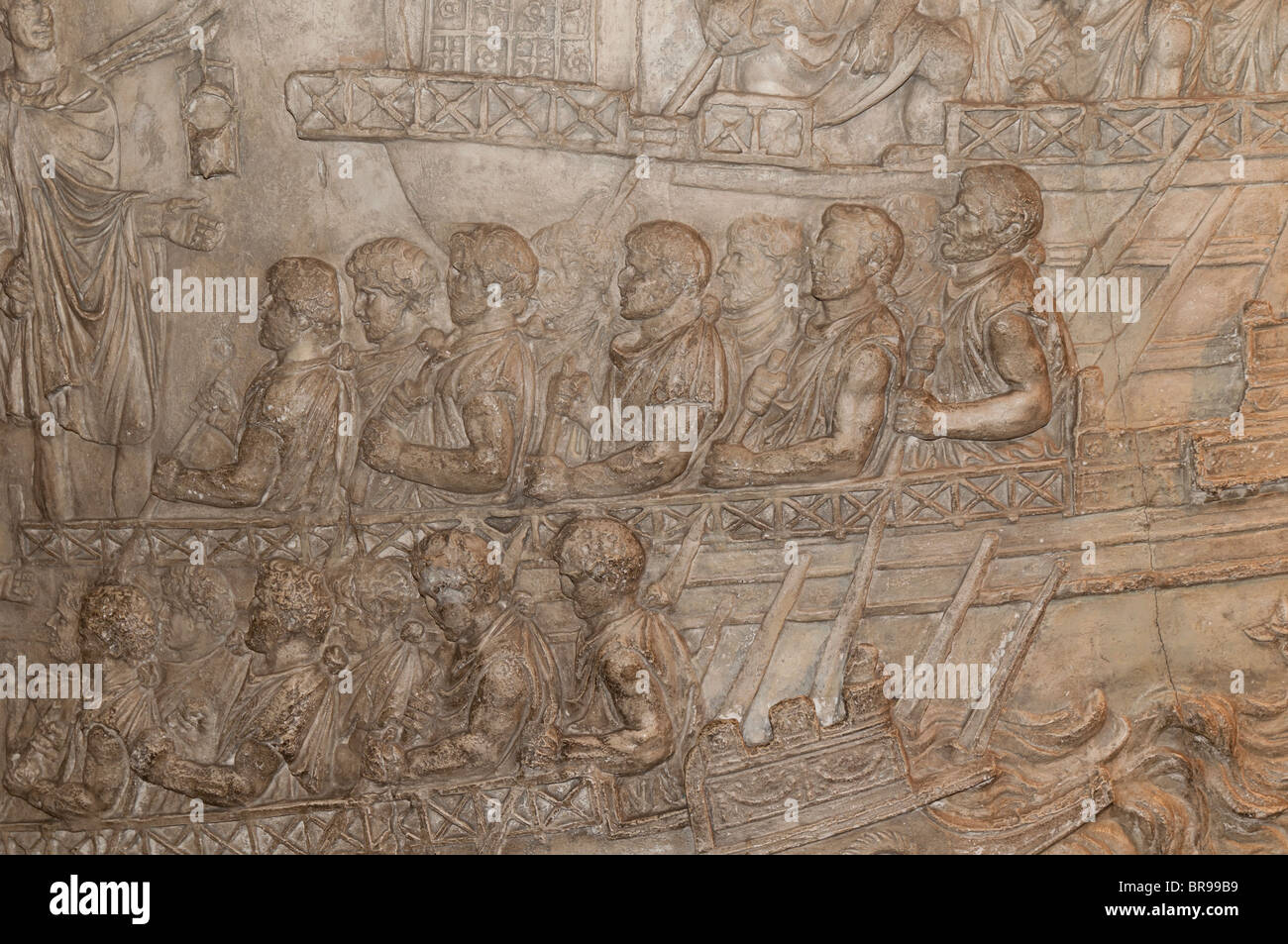Roman relief montrant les hommes l'aviron, en ce moment à Fishbourne Roman Palace Museum. Banque D'Images