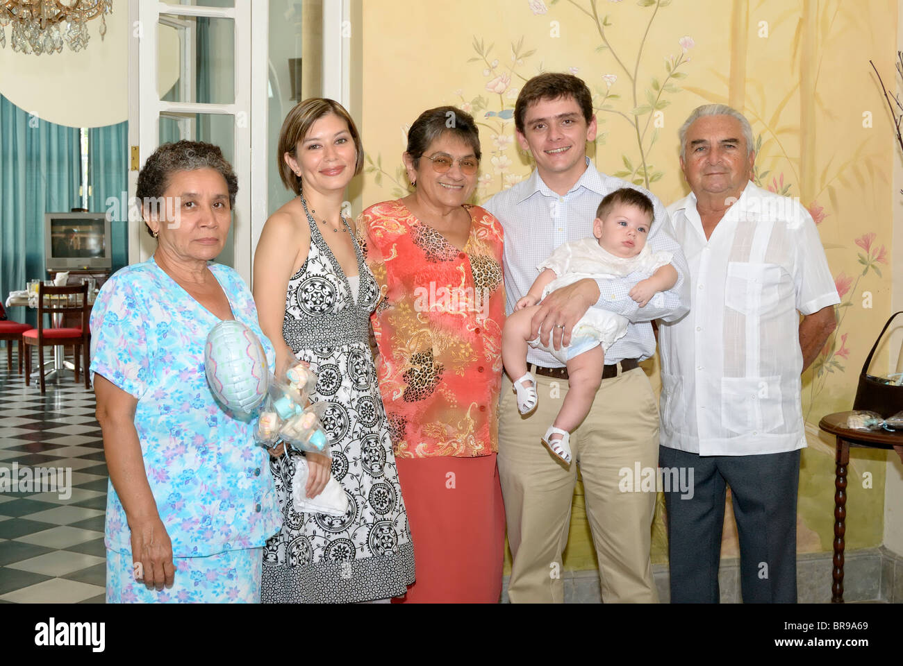 Merida, Yucatan/Mexico-July 8 : Bébé garçon baptême célébration. Photo de groupe de la famille. Les parents et amis Banque D'Images