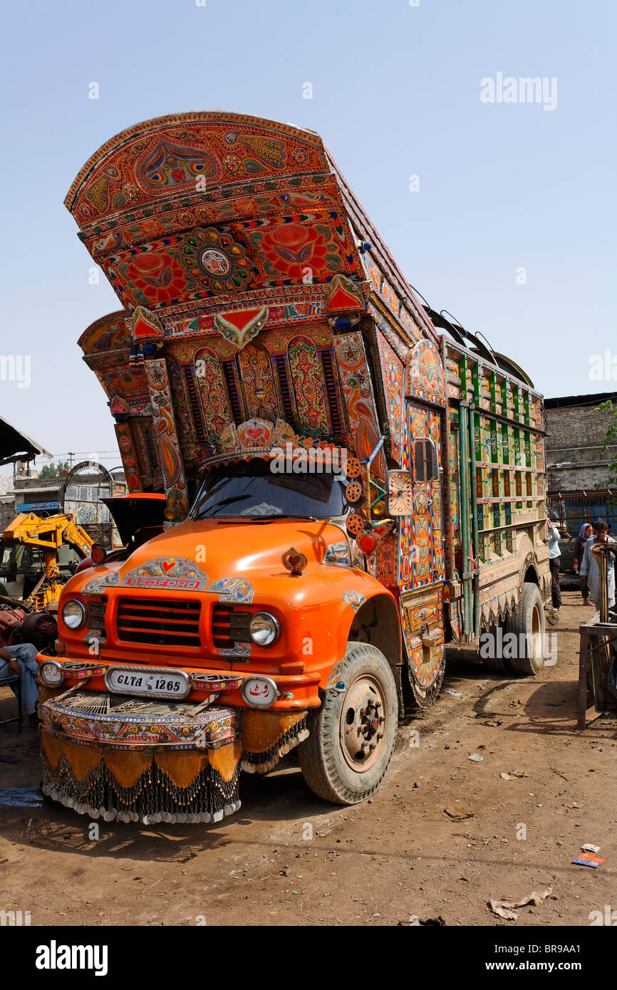 Camion peint dans le district de réparation de camions, Rawalpindi, Punjab, Pakistan Banque D'Images