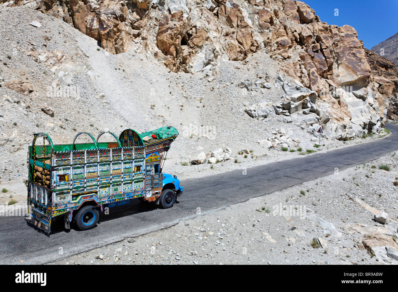 Camion peint sur la route de Karakorum, Gilgit-Baltistan, Pakistan Banque D'Images