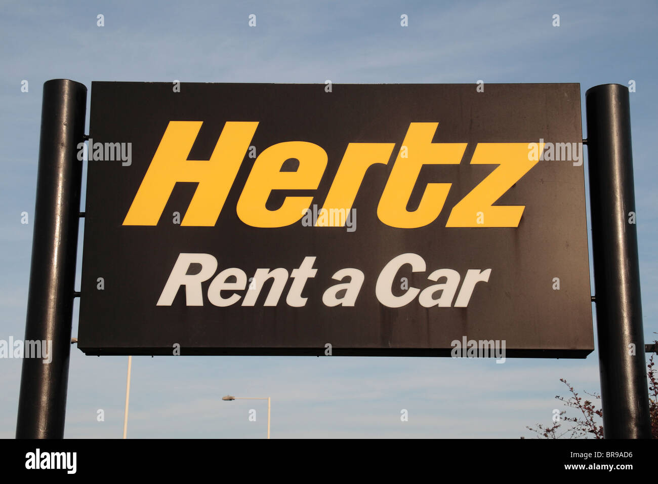 Un Hertz Rent a Car signer proximité et l'aéroport de Heathrow, Londres, Royaume-Uni. Banque D'Images