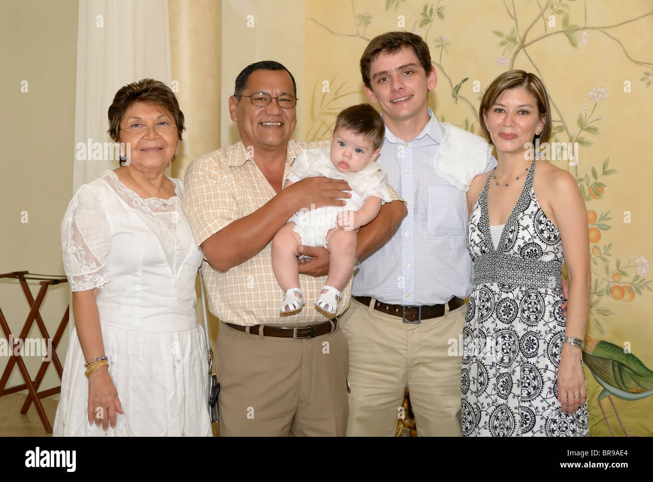 Merida, Yucatan/Mexico-July 8 : Bébé garçon baptême célébration. Photo de groupe de la famille. Les parents et amis Banque D'Images