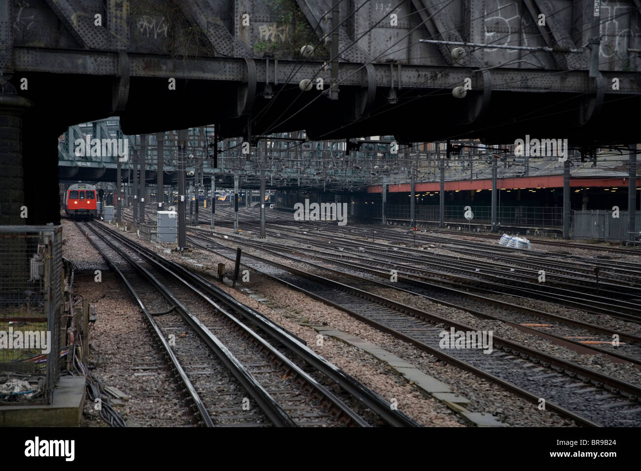 Train approchant Tube Station Westbourne Park sur les voies sous le pont Banque D'Images