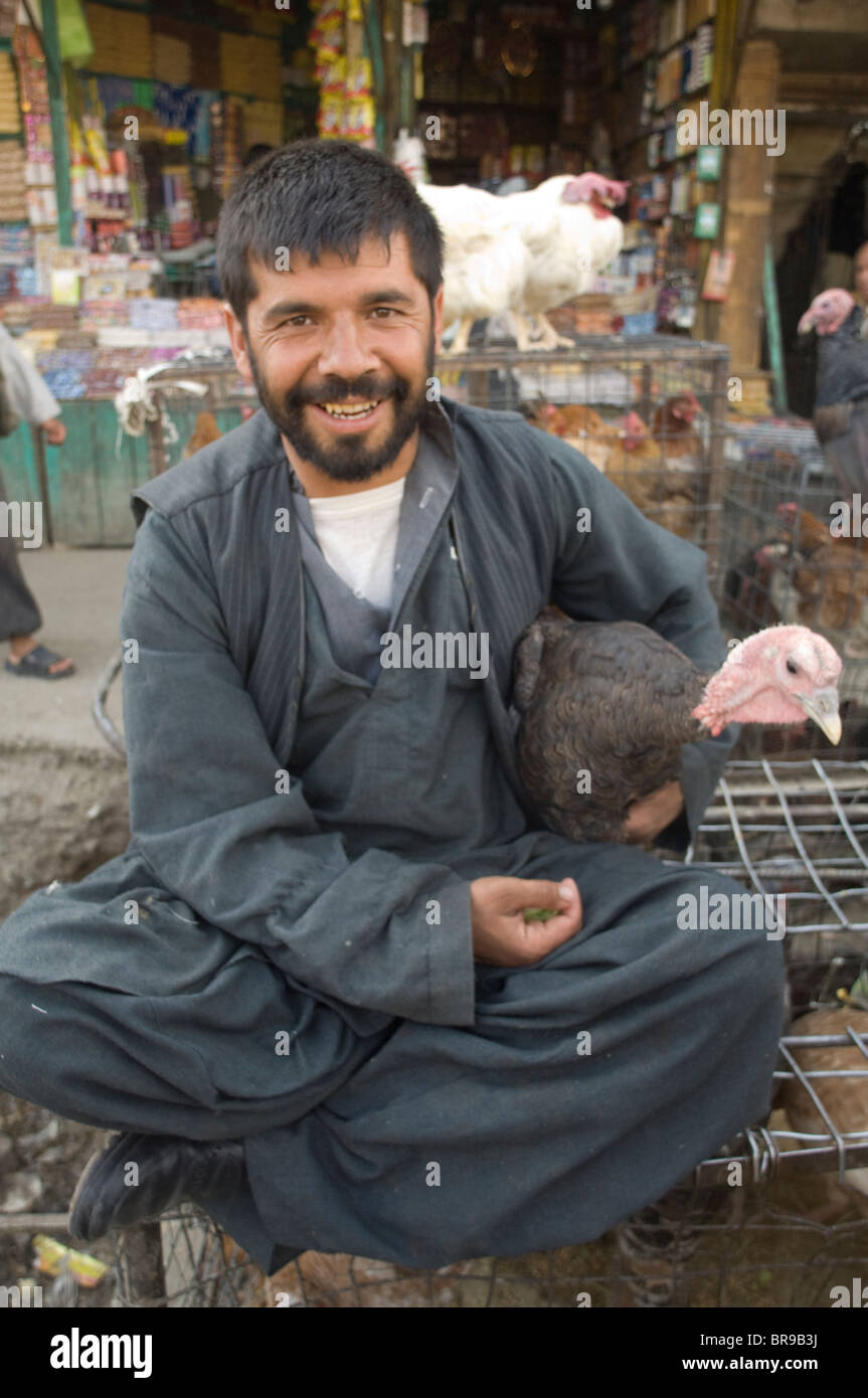 Homme vendre des oiseaux dans le marché. Kaboul, Afghanistan Banque D'Images