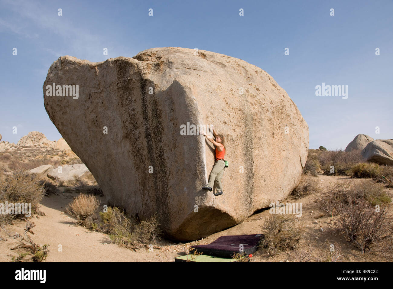 Rock climber dans l'Buttermilks près de Bishop en Californie. Banque D'Images